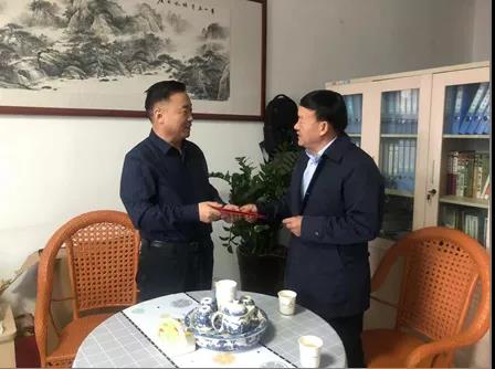 敦煌種業(yè)領(lǐng)導(dǎo)看望慰問(wèn)公司老干部、老黨員及困難黨員職工