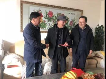 敦煌種業(yè)領(lǐng)導(dǎo)看望慰問(wèn)公司老干部、老黨員及困難黨員職工