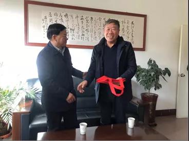 敦煌種業(yè)領(lǐng)導(dǎo)看望慰問(wèn)公司老干部、老黨員及困難黨員職工