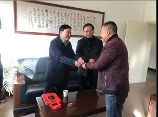 敦煌種業(yè)領(lǐng)導(dǎo)看望慰問(wèn)公司老干部、老黨員及困難黨員職工